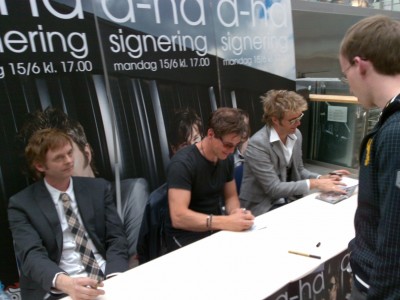 a-ha_signing_oslo_02